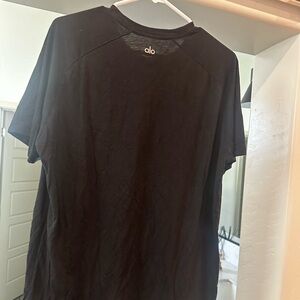 ALO Yoga, size Large, Triumph crew neck t Shirt. COLOR BLACK